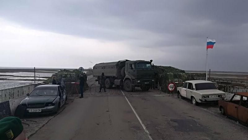 Оккупанты в Крыму отгородились от Украины колючей проволокой: фотофакт