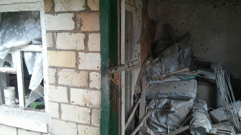 Бойовики цинічно обстріляли будівлю, де видавали гуманітарну допомогу Бойовики цинічно обстріляли будівлю, де видавали гуманітарну допомогу