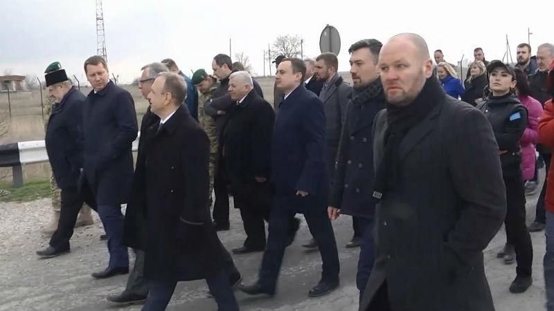Вплотную к оккупанту: на Херсонщине провели митинг возле границы с оккупированным Крымом