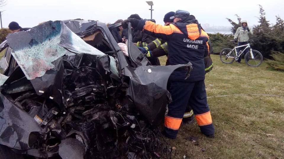 Жуткое ДТП в Днепре: жертв доставали из сплюснутого авто