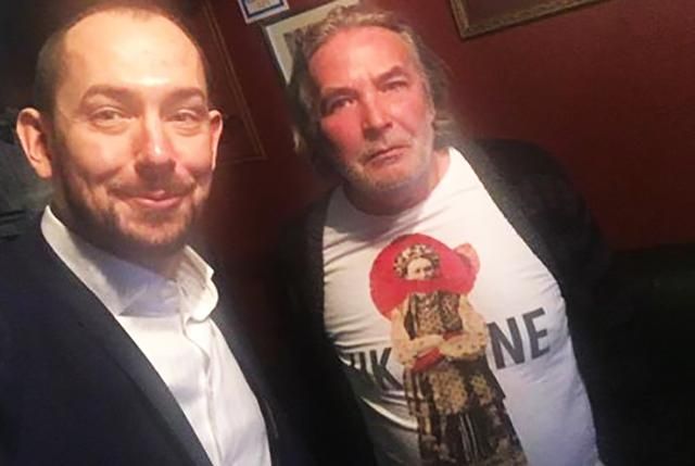 Відомий поет з Росії ходить на батьківщині в проукраїнській футболці Відомий поет з Росії ходить на батьківщині в проукраїнській футболці