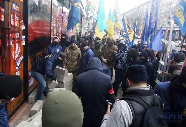 Ще один "Сбербанк" замурували в Україні Ще один "Сбербанк" замурували в Україні