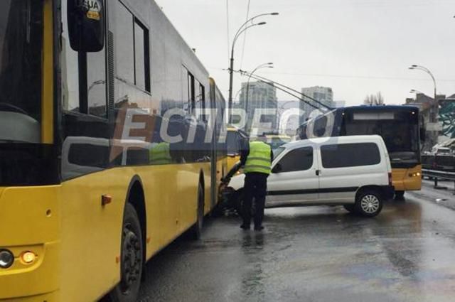 У Києві авто протаранило маршрутку та тролейбус