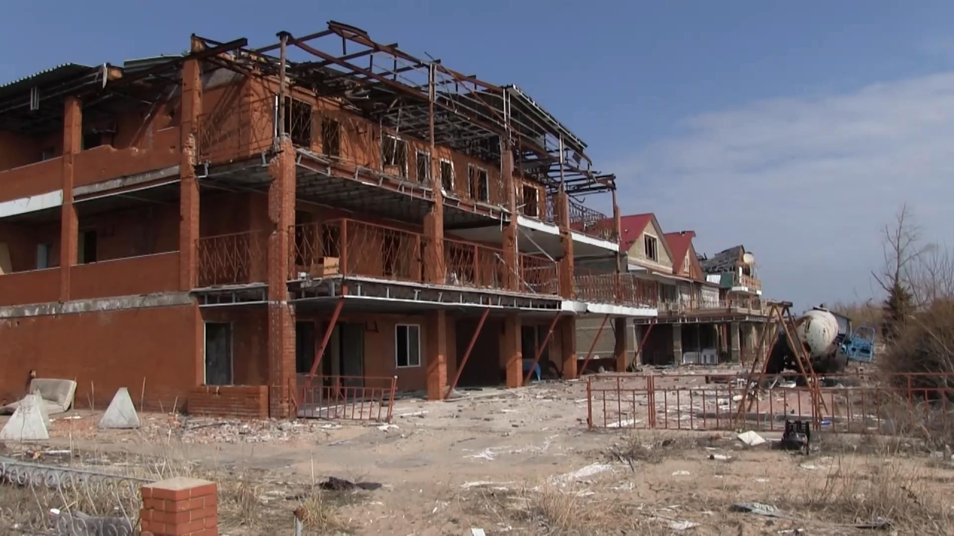 Як живеться жителям старої Авдіївки під постійними обстрілами з танків Як живеться жителям старої Авдіївки під постійними обстрілами з танків