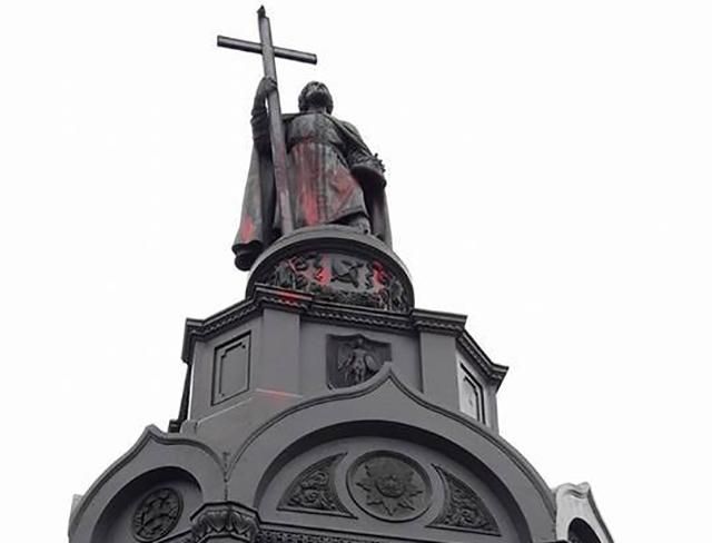 У Києві невідомі понищили пам'ятник Володимиру Великому У Києві невідомі понищили пам'ятник Володимиру Великому