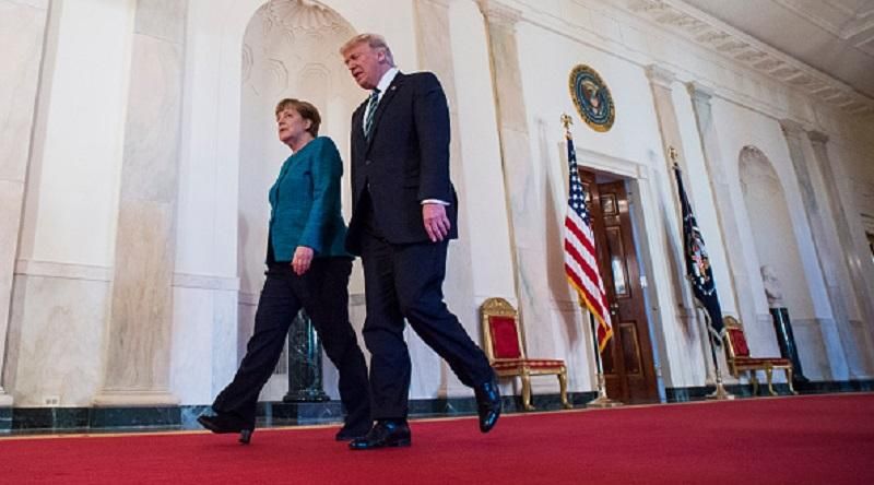 Команда Трампа пояснила скандальний епізод з Меркель