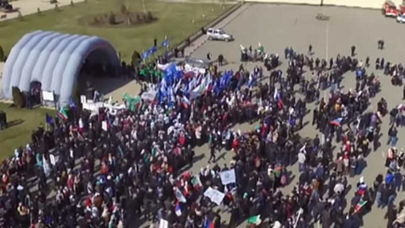 СМИ выяснили, чем на самом деле был многотысячный "крымский митинг" в Чечне