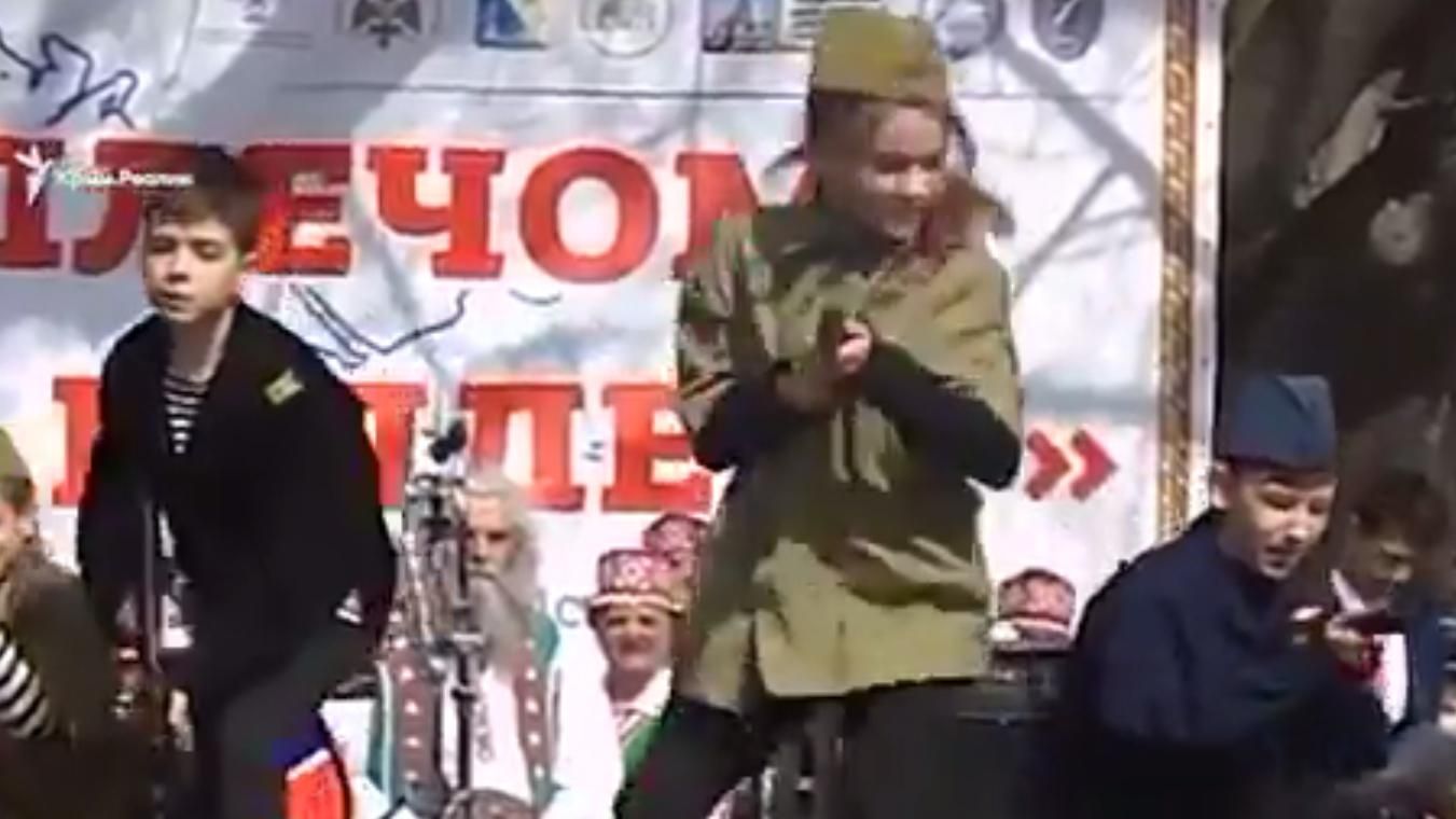 Діти з автоматами: мережу шокувало відео з концерту в Севастополі 