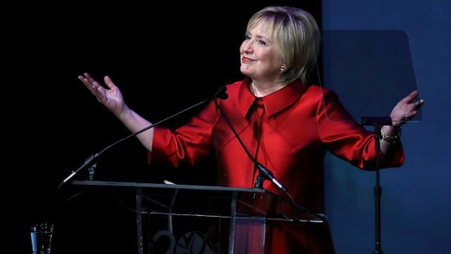 Клинтон появилась на публике и говорит, что готова "выйти из леса" Клинтон появилась на публике и говорит, что готова "выйти из леса"