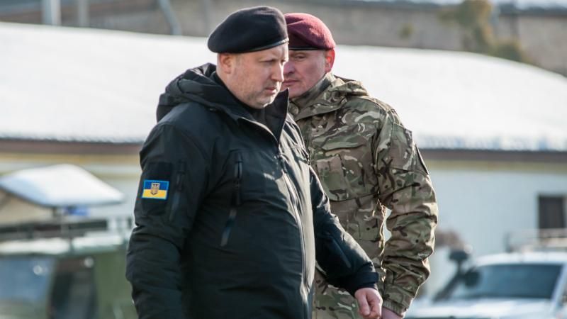 Турчинов мгновенно отреагировал на визит украинских политиков в Крым Турчинов мгновенно отреагировал на визит украинских политиков в Крым