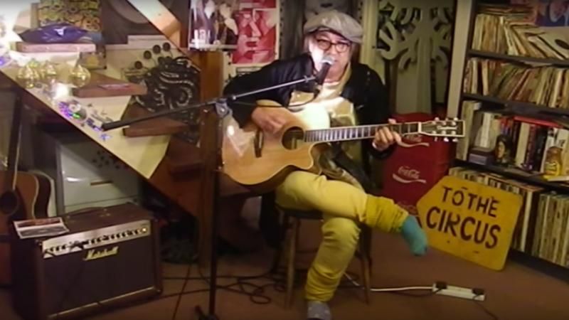 Вуличний музикант чуттєво переспівав пісню O.Torvald