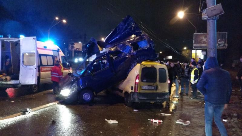 Жуткая авария в Киеве: авто приземлилось на крышу другой машины, есть погибший (18+)