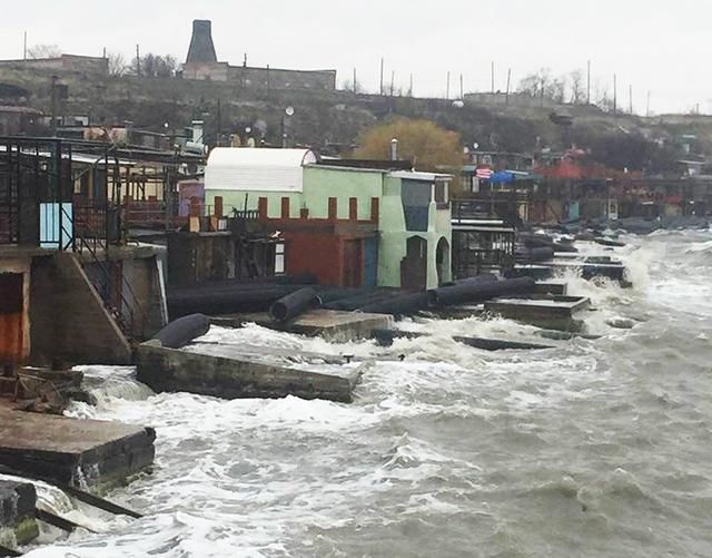 Морська стихія понівечила міст окупантів до Криму