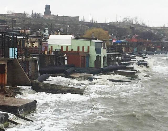Морская стихия изуродовала мост оккупантов в Крыму
