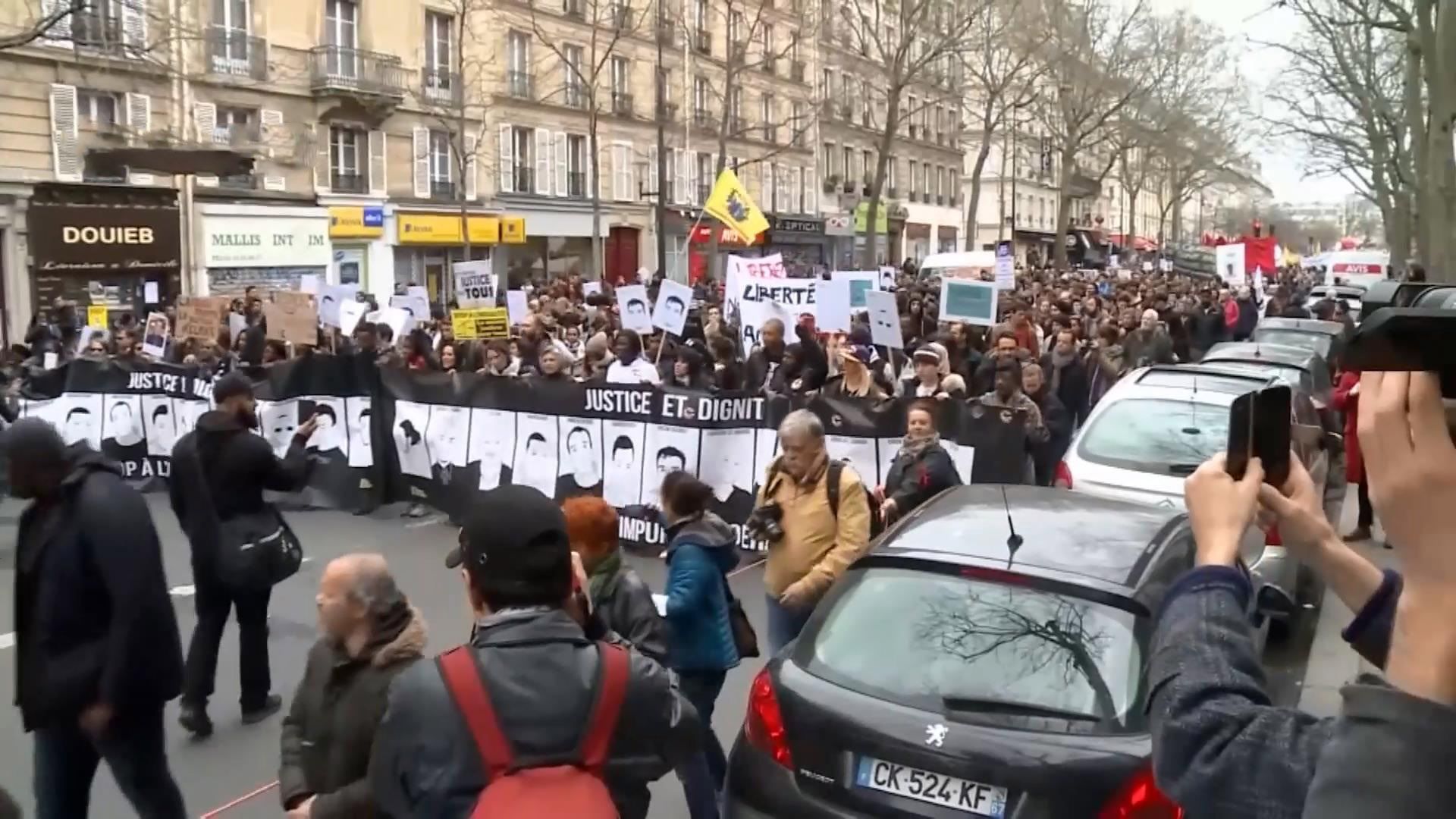 В Парижі масштабна акція проти поліцейського насилля переросла в сутички