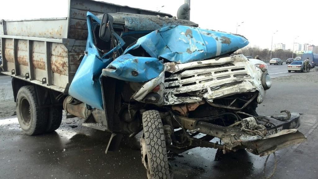 Вантажівка ЗіЛ врізалась у маршрутку у Києві: опубліковані фото Вантажівка ЗіЛ врізалась у маршрутку у Києві: опубліковані фото