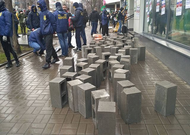 В Донецкой области активисты замуровывают окровавленный "Сбербанк" В Донецкой области активисты замуровывают окровавленный "Сбербанк"