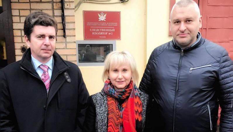 Сущенко побачився з дружиною, але малюнки сина передати не дозволили: з'явились фото Сущенко побачився з дружиною, але малюнки сина передати не дозволили: з'явились фото