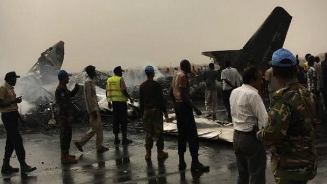 Пасажирський літак розбився в Південному Судані, 44 загиблих: перші фото з місця трагедії