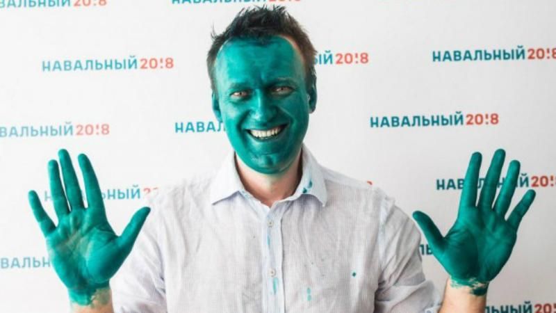Російського опозиціонера облили зеленкою – він перетворив це на флешмоб