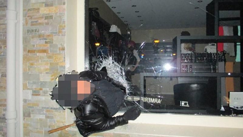 Пьяный вор застрял в витрине магазина во Франции