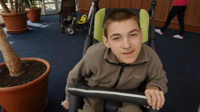 Неравнодушных просят помочь мальчику, больному церебральным параличом