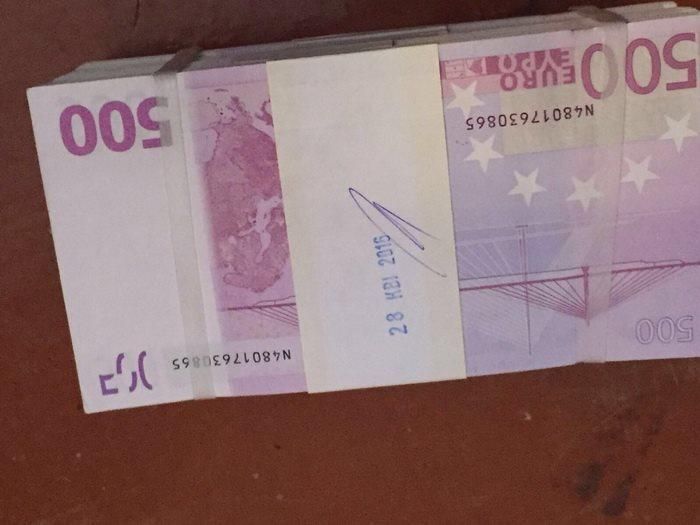 Главу сельсовета поймали на грандиозной взятке: фото Главу сельсовета поймали на грандиозной взятке: фото