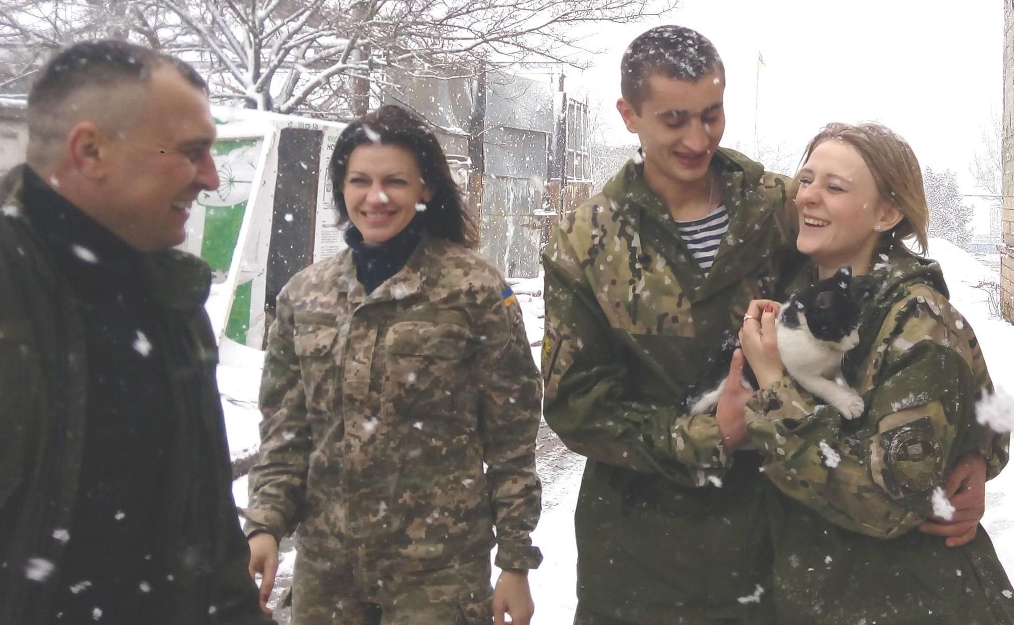 Военные с передовой сыграли свадьбу: опубликовали фото Военные с передовой сыграли свадьбу: опубликовали фото