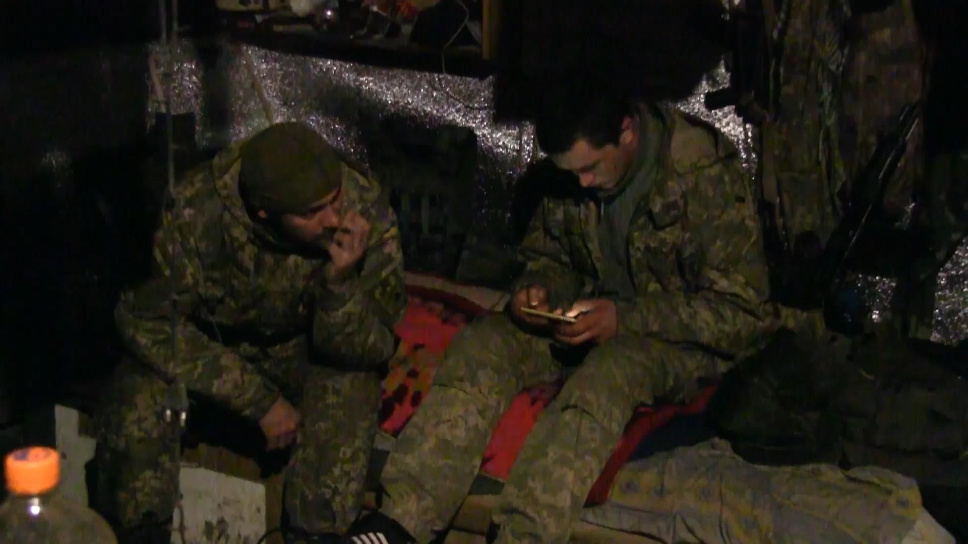 Як живеться український бійцям за 100 метрів від ворога: репортаж з передової Як живеться український бійцям за 100 метрів від ворога: репортаж з передової