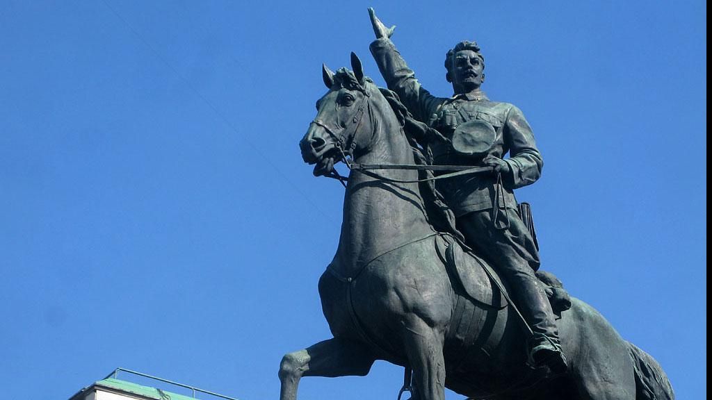 Неизвестные в Киеве повредили памятник Николаю Щорсу Неизвестные в Киеве повредили памятник Николаю Щорсу