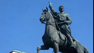 Неизвестные в Киеве повредили памятник Николаю Щорсу