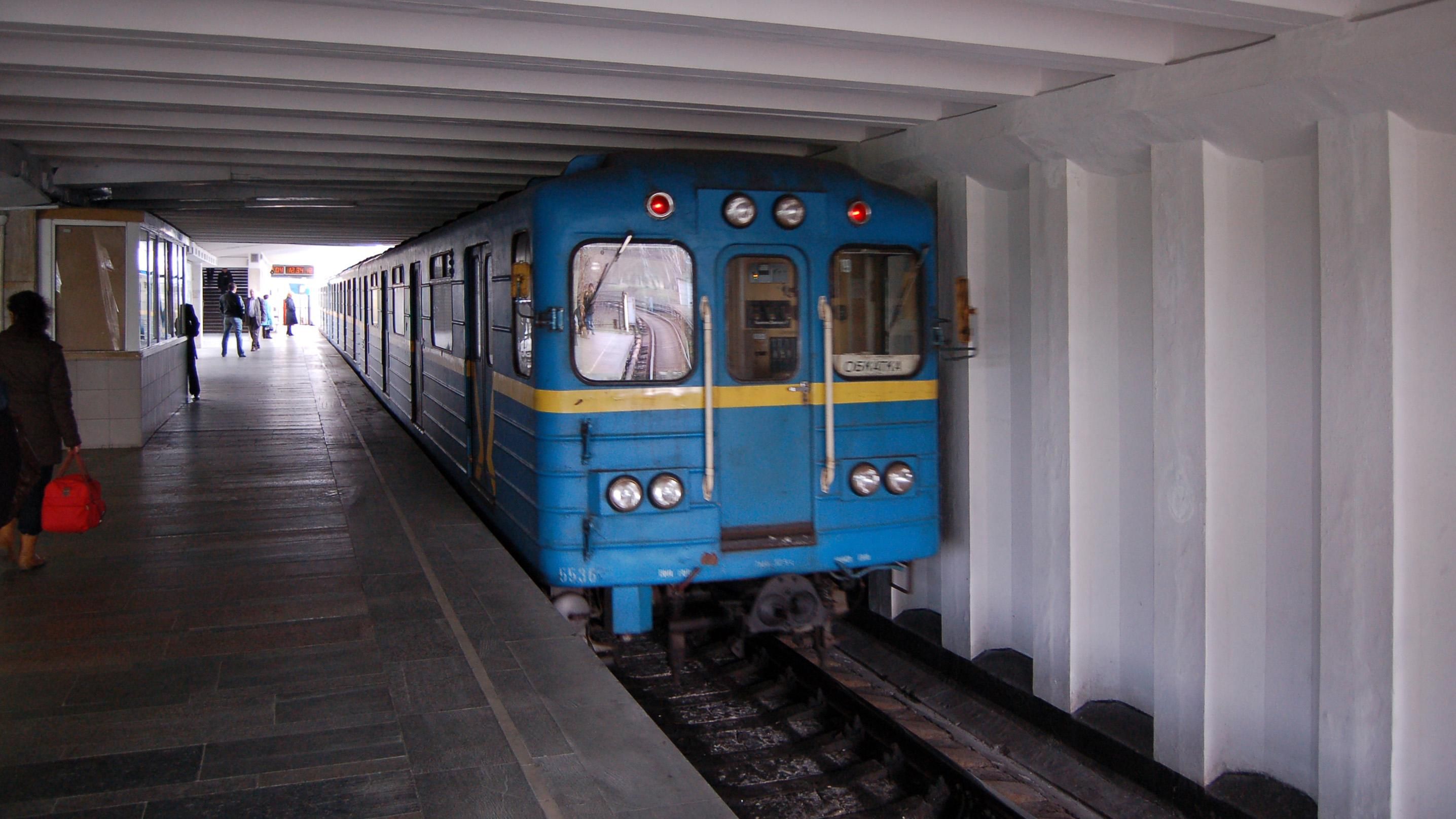 Чоловік впав на колії метро у Києві Чоловік впав на колії метро у Києві