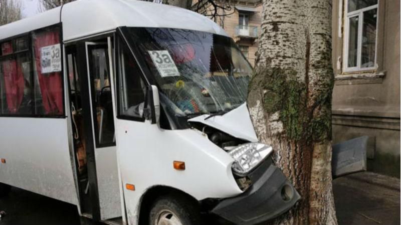 У Слов'янську маршрутка потрапила в ДТП: є постраждалі