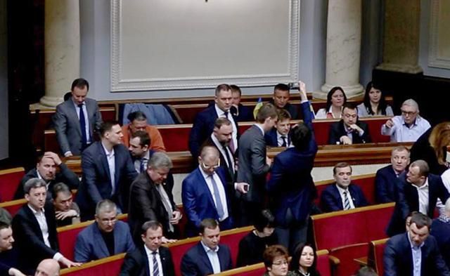 Депутатов поймали на кнопкодавстве за скандальное постановление Депутатов поймали на кнопкодавстве за скандальное постановление