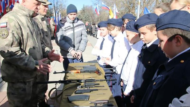 Де діти зі зброєю виходять на сцену: промовисте відео 