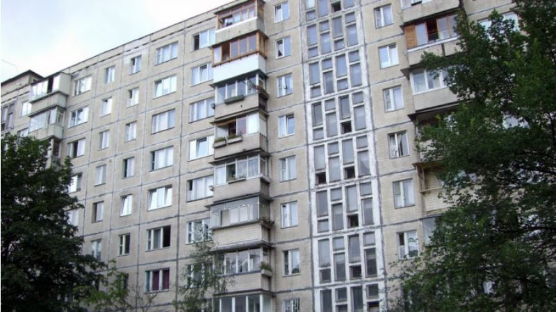У Києві жінка викинула з вікна свого важкохворого чоловіка: з'явилось відео