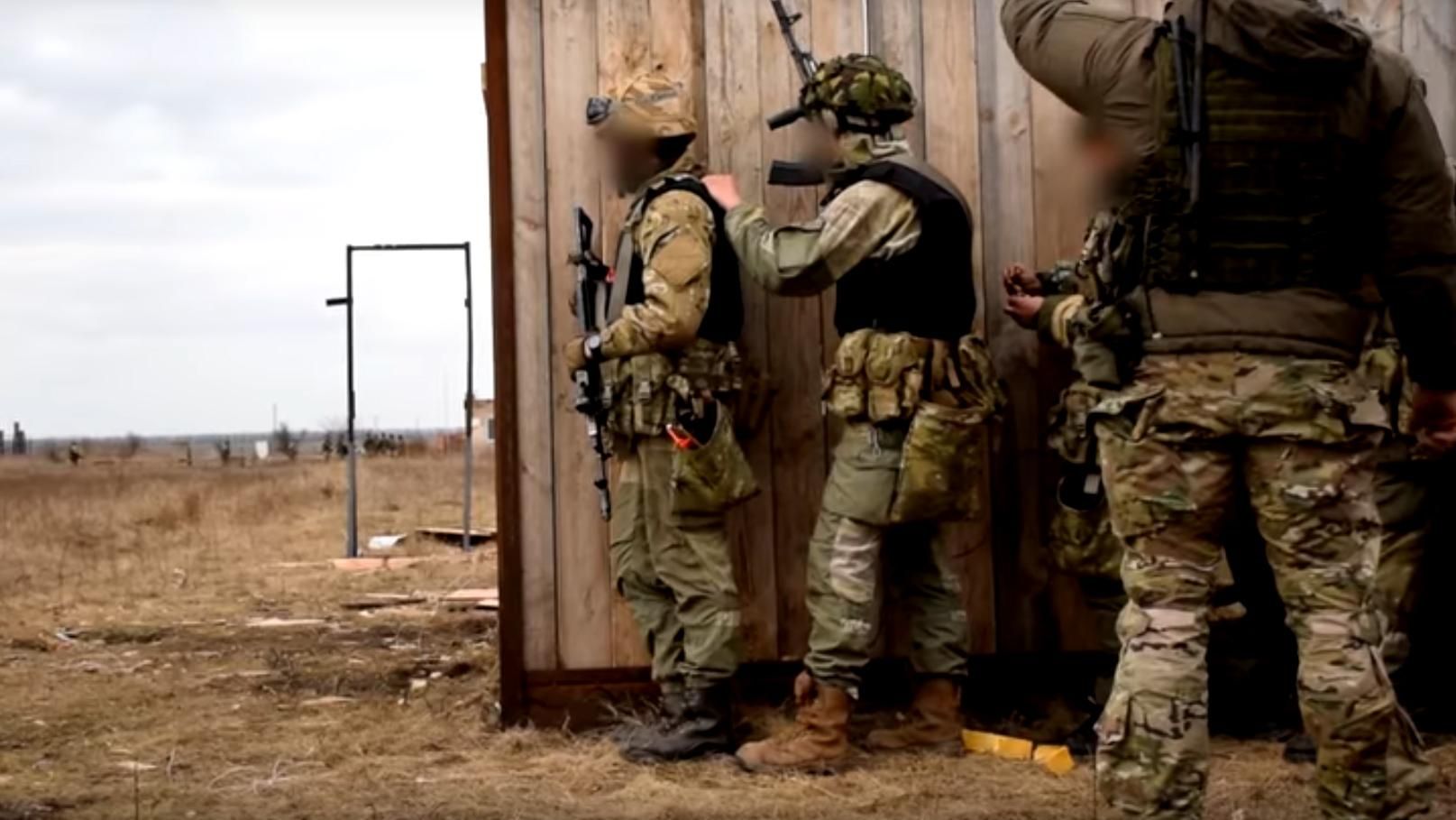 Справжній бойовик. Міноборони показало, як готують бійців Сил спецоперацій Справжній бойовик. Міноборони показало, як готують бійців Сил спецоперацій