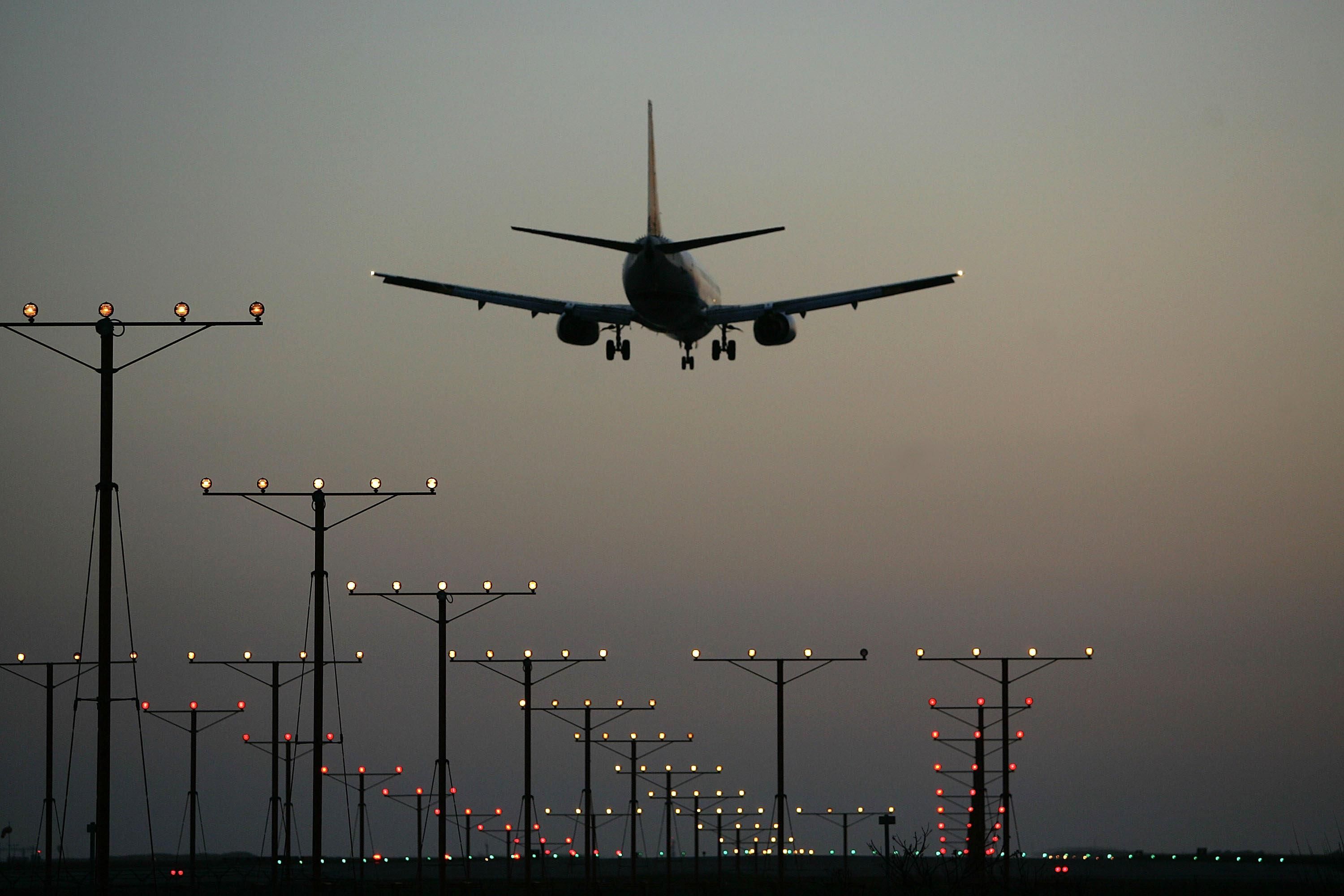 Великобританія та США ввели нове обмеження для пасажирів літаків
