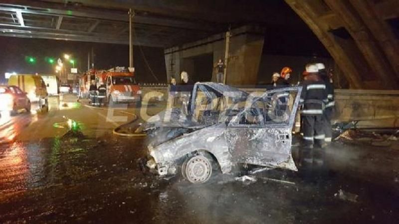 У Києві авто врізалось в стовп і загорілось: опублікували фото