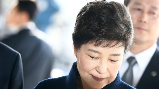 Відстороненого президента Кореї допитували рекордні 14 годин Відстороненого президента Кореї допитували рекордні 14 годин