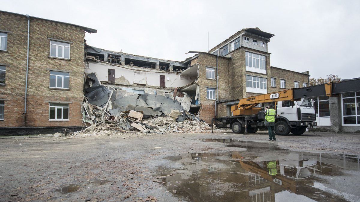 Уряд не планує відновлювати школу у Василькові, яка обвалилась минулоріч Уряд не планує відновлювати школу у Василькові, яка обвалилась минулоріч