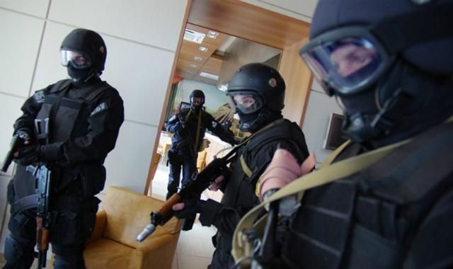 Силовики обыскивают "Киевавтодор" Силовики обыскивают "Киевавтодор"