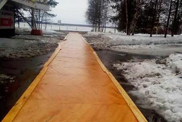 В России тротуар устелили паркетом перед визитом Путина: соцсети смеются В России тротуар устелили паркетом перед визитом Путина: соцсети смеются