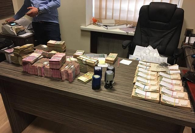 У "Київавтодорі" розікрали сотні мільйонів гривень, – результати обшуків У "Київавтодорі" розікрали сотні мільйонів гривень, – результати обшуків