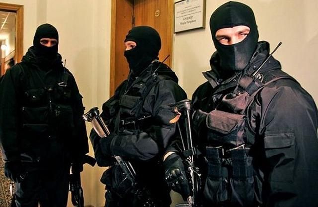 Силовики обшукали поплічників Януковича та вилучили чимало цікавих речей