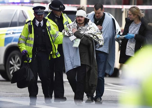 Появились фото с места стрельбы в Британии: событие объявили терактом (18+)