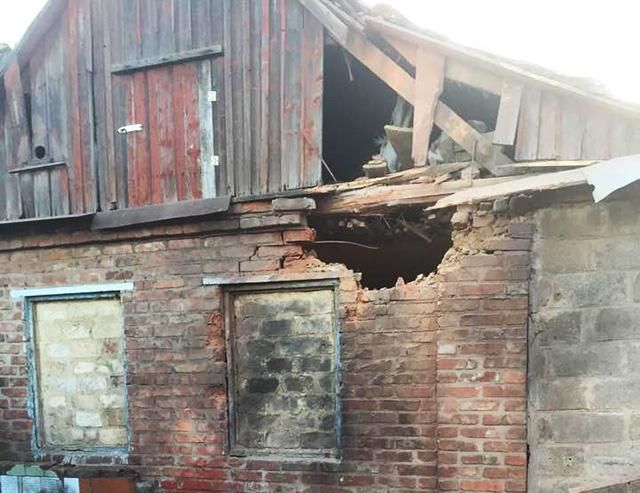 Бойовики обстрілюють житлові будинки Авдіївки Бойовики обстрілюють житлові будинки Авдіївки