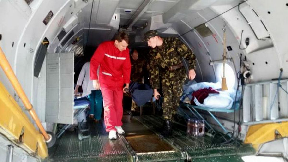 До Львова прибув літак з пораненими військовими