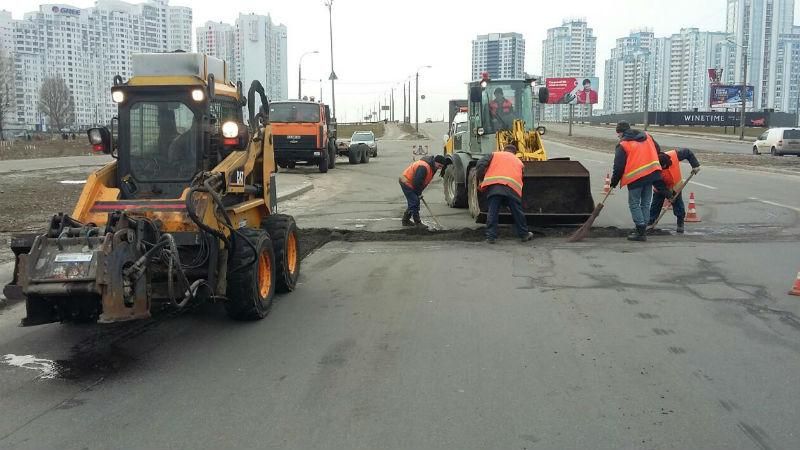 "Киевавтодор" сконфузился из-за ошибки в объявлении: фотофакт "Киевавтодор" сконфузился из-за ошибки в объявлении: фотофакт
