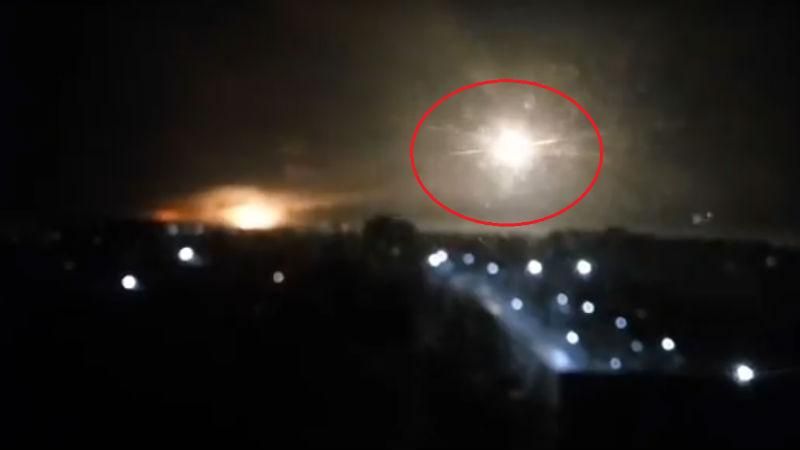 Взрыв на складе боеприпасов: огонь добрался до складов с ракетами
Взрыв на складе боеприпасов: огонь добрался до складов с ракетами